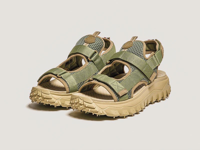 Sandalias outdoor ajustan tiras, cierres y suelas