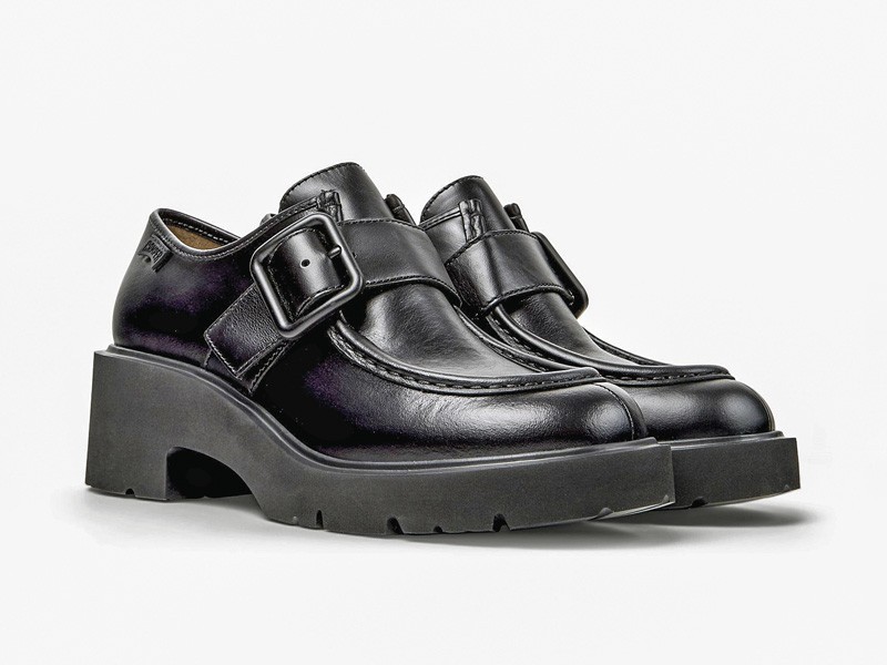 Low shoes with visible linings and soft volumes