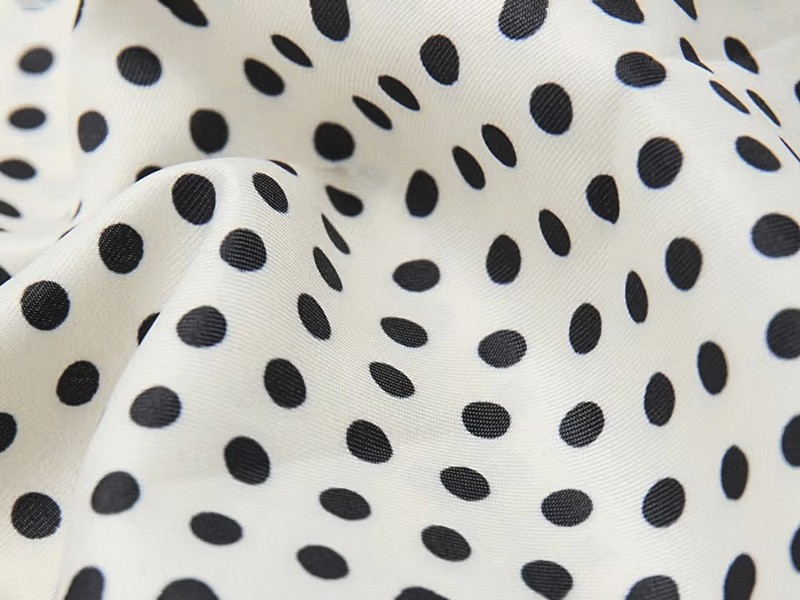 ESTAMPA DE ALUNARES LUNARES POLKA DOTS MUJER TENDENCIA CALZADO MARROQUINERIA BOLSOS CARTERAS PRIMAVERA VERANO 2026 SERMA 15837091481-05-052.jpg Los contrastes bicolores definen calzado y bolsos con lunares