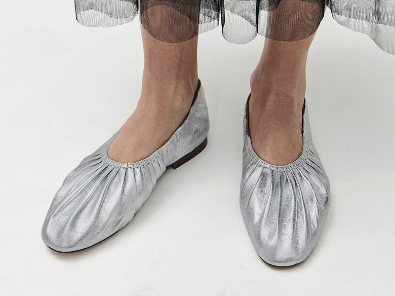 Low shoes with visible linings and soft volumes