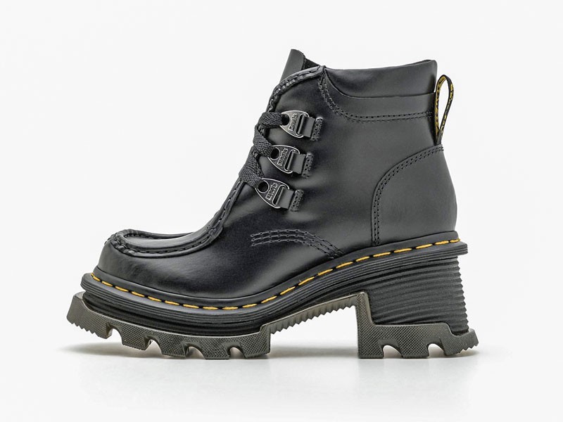 High laced-up booties: Between classic and disruptive