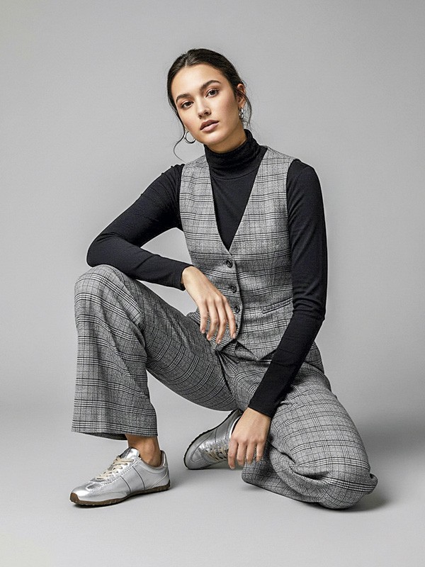 Women’s metallic sneakers with urban silver shine