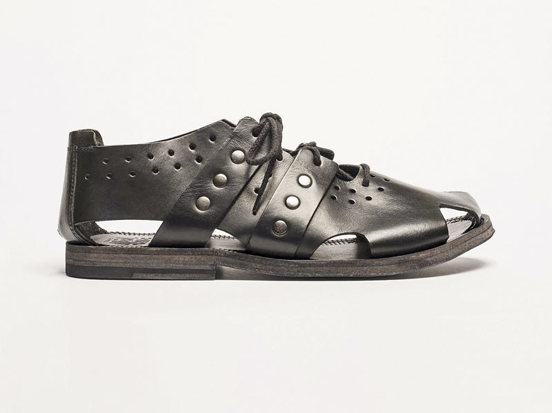 Sandalias masculinas combinan tiras, calados y fondos robustos