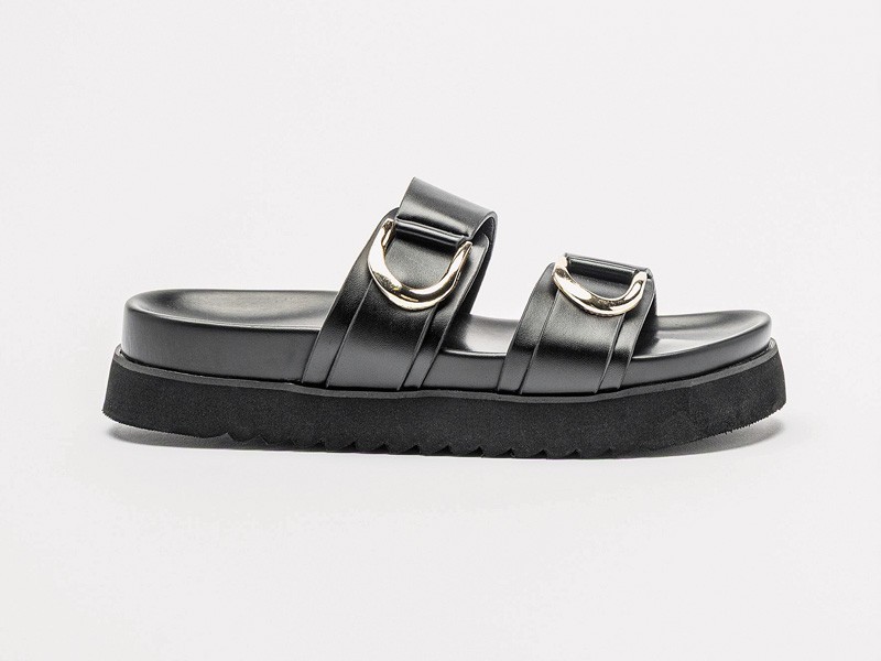 CHANCLAS SANDALIAS MUJER CALZADO TENDENCIA PRIMAVERA VERNAO 2026 2027 SERMA1671770225443_6b0ac0def1c972e809cf4c7633ebbdaa.jpg Hardware transforms sandals through buckles, studs and crossings