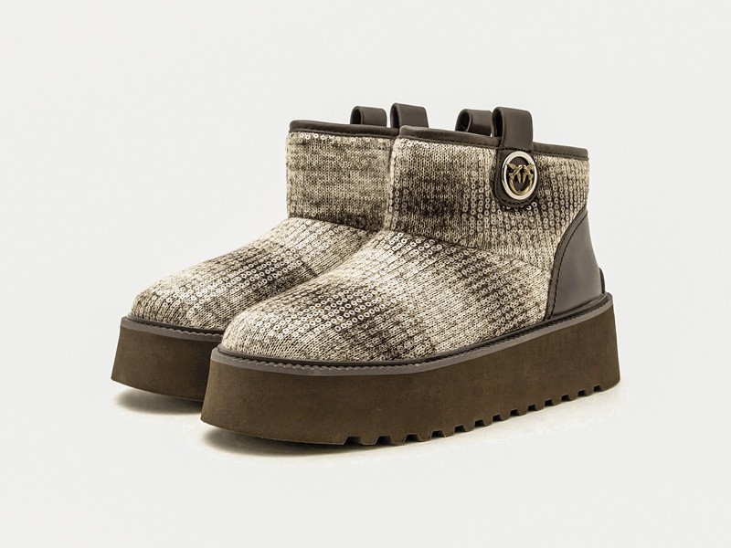 BOTAS BOTINETAS ESQUI NIEVE TENDENCIA CALZADO TEMPORADA OTOÑO INVIERNO 2027 SERMA 159 5c7c93964015445b975403030bddbcc2.jpg Ski Footwear Combines Volume with Visible Warmth Details