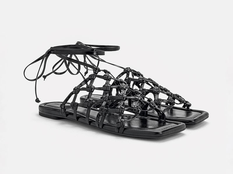 Roman sandals link straps, buckles and ankles