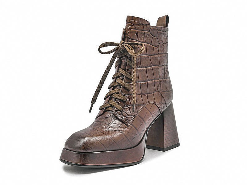 High laced-up booties: Between classic and disruptive