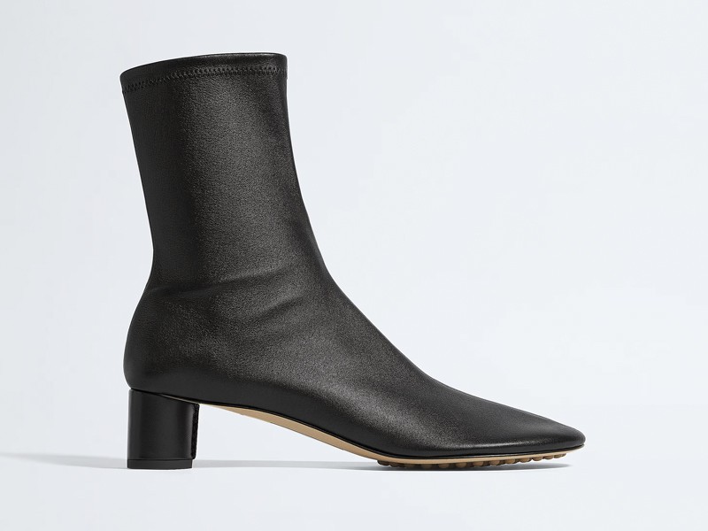 BOTAS GUANTE - GLOVE BOOTS - TENDENCIA CALZADO MARROQUINERIA BOLSOS CARTERAS OTOÑO INVIERNO 2026FOTO-4.-876249V6IX01000_A.jpg WINTER TREND. What are glove boots?