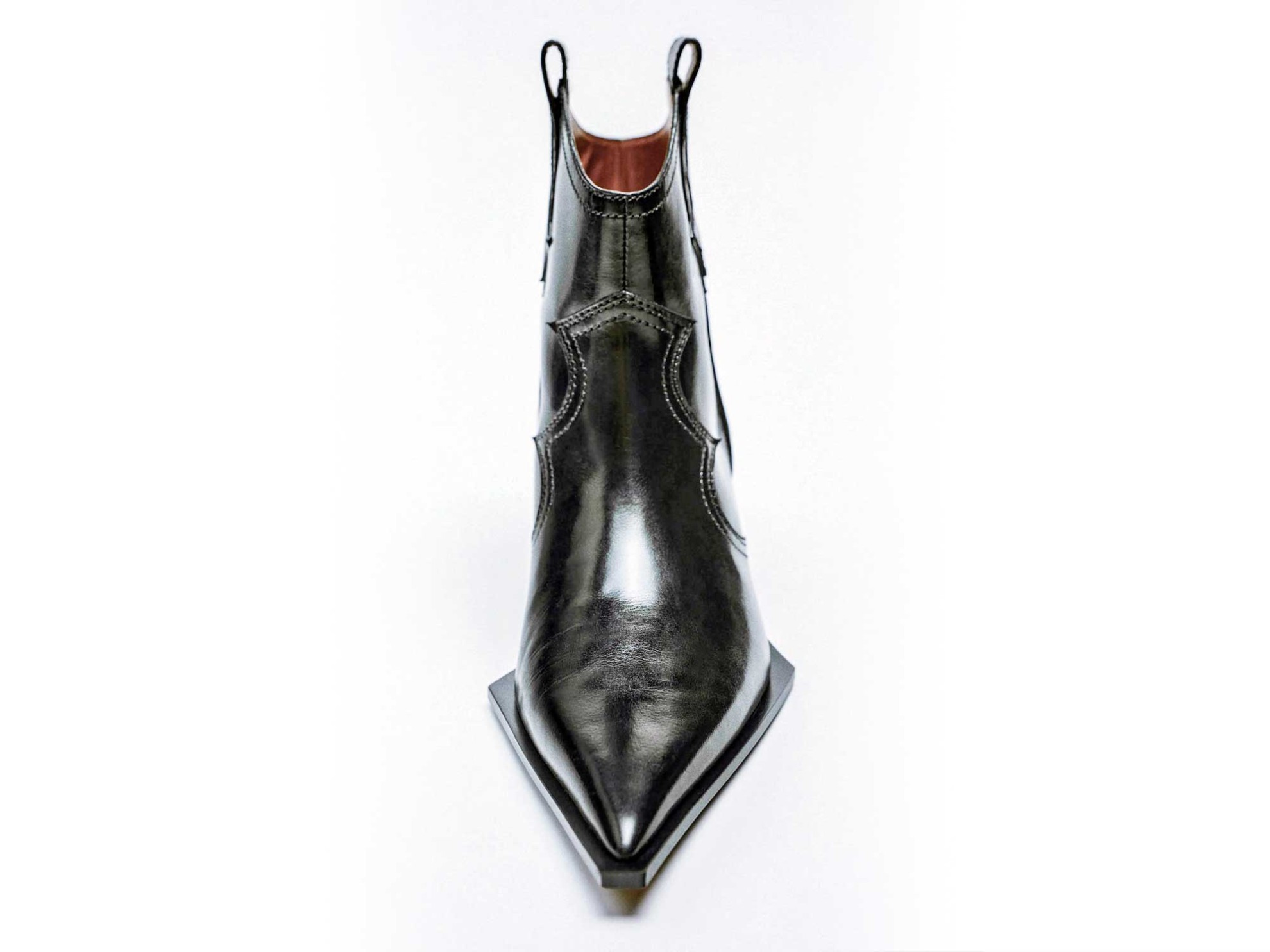 Exclusiva reinterpretación de la bota vaquera por ZARA