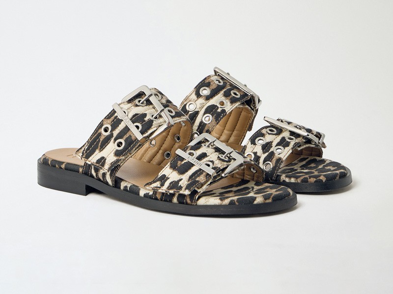 Herrajes transforman sandalias con hebillas, tachas y cruces