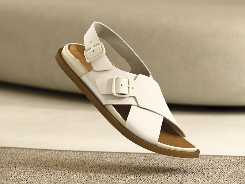 Women’s sandals lighten straps, buckles and bases