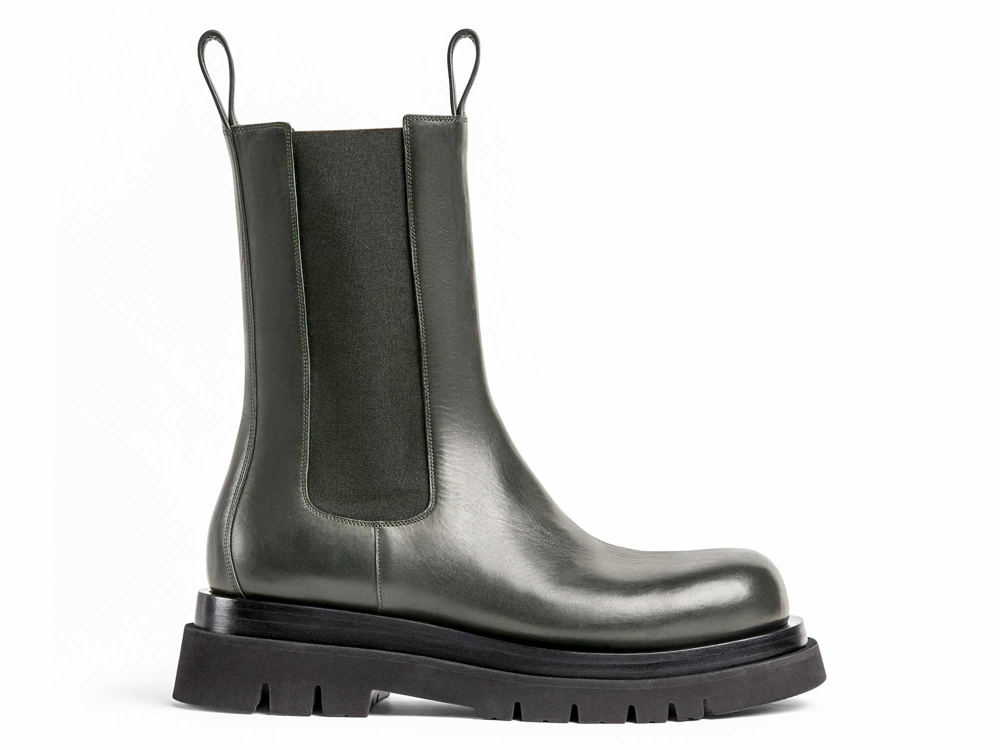 Boot with a medium and elastic shaft, copying the silhouette of the leg. Track sole, similar to previous models and flat upper with minimal pieces. BOTTEGA VENETA: Next winter booties?