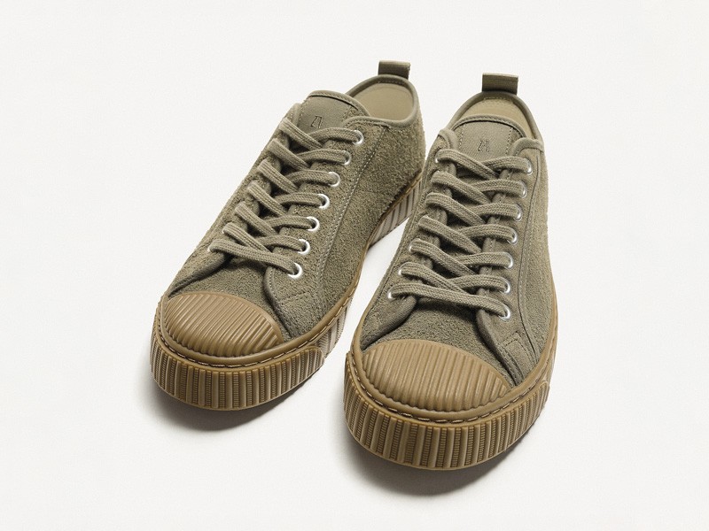 Sneakers masculinas consolidan verdes, gum y perfiles bajos