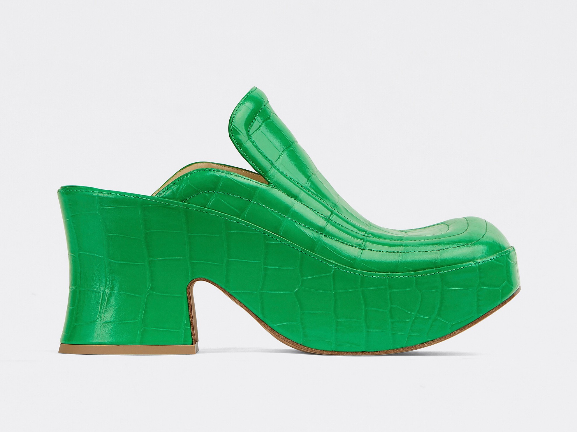 Bottega Veneta clogs: minimalism and colors for an elegant design