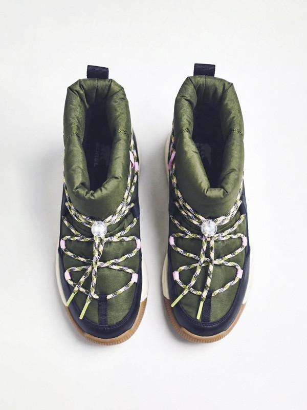 Men’s snow-style footwear with insulation and traction soles