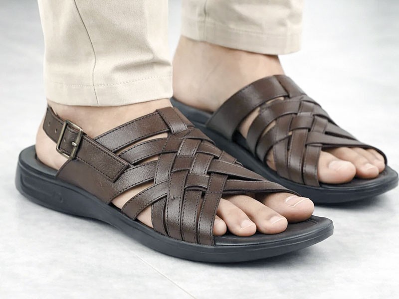 Men’s sandals combine straps, openwork and substantial soles