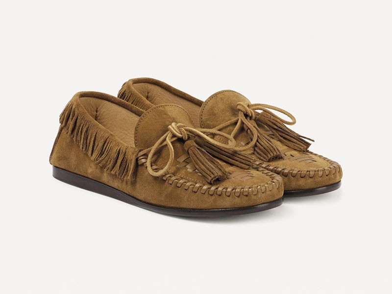 Mocasines folk combinan flecos, lazos y una paleta tierra