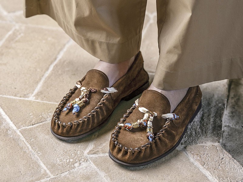 Mocasines folk combinan flecos, lazos y una paleta tierra
