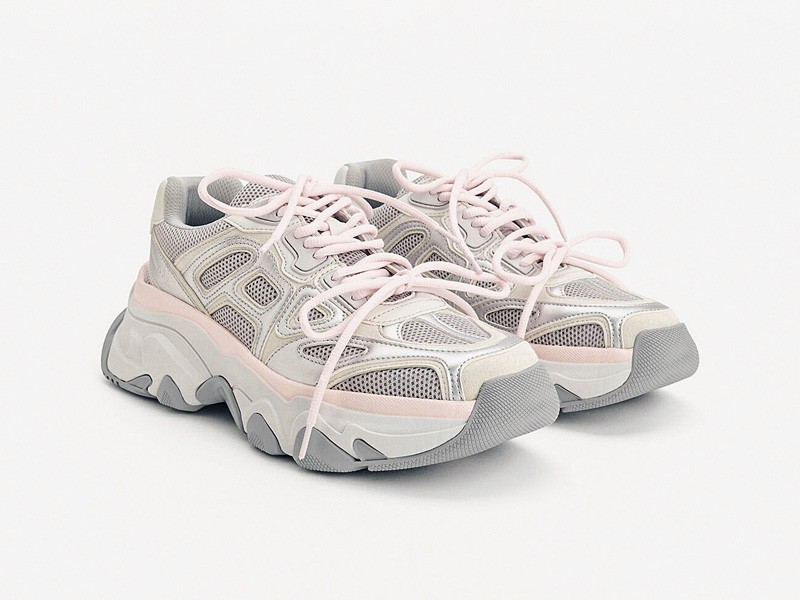 Sneakers chunky refuerzan volumen, suelas y capas técnicas