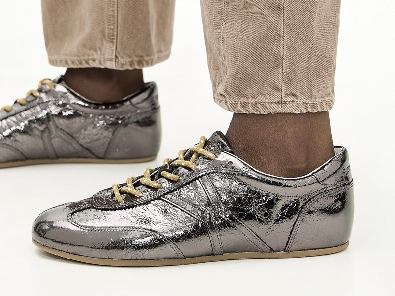 Sneakers metalizadas para mujer con brillo plateado urbano