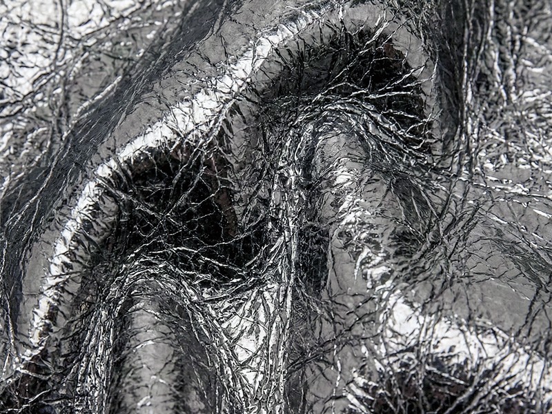 Women’s metallic sneakers with urban silver shine