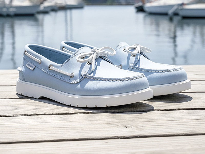 Women’s nautical shoes revive moc stitching and marine color