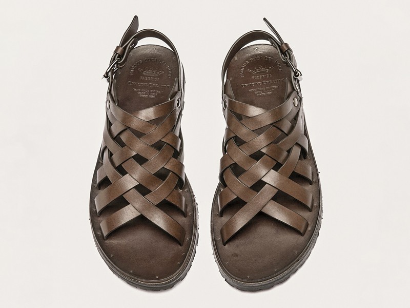 SANDALIAS HOMBRE TENDENCIA CALZADO MARROQUINERIA BOLSOS CARTERAS PRIMAVERA VERANO 2026 SERMA 158OCUCHIO011SPAN3D225_2.jpg Brown tones organize men's sandal collections