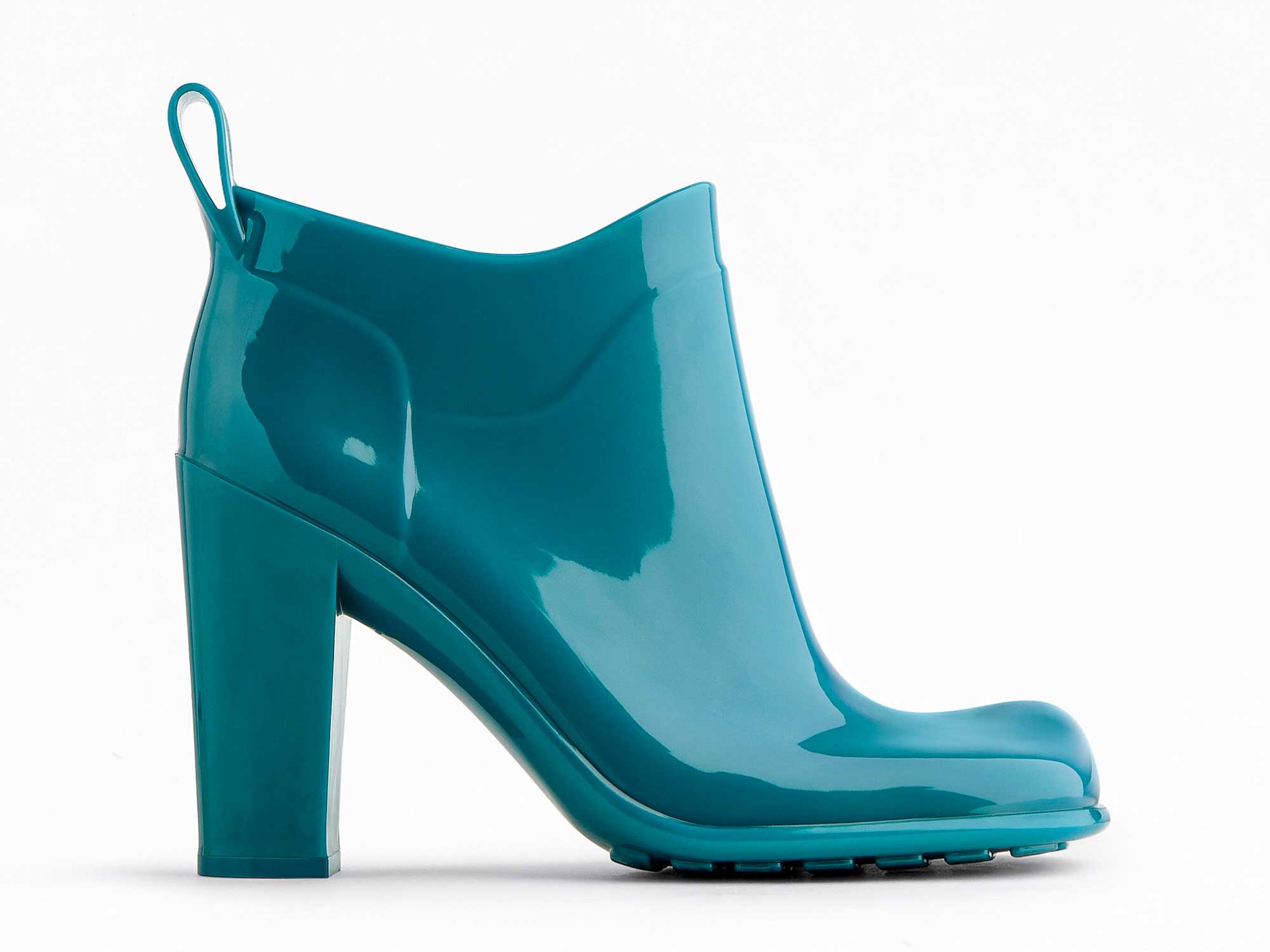 BOTTEGA VENETA has also joined the growing trend of fashion rain boots. With neat and updated designs and innovative production systems, it manages to create an attractive proposal. BOTTEGA VENETA: Next winter booties?