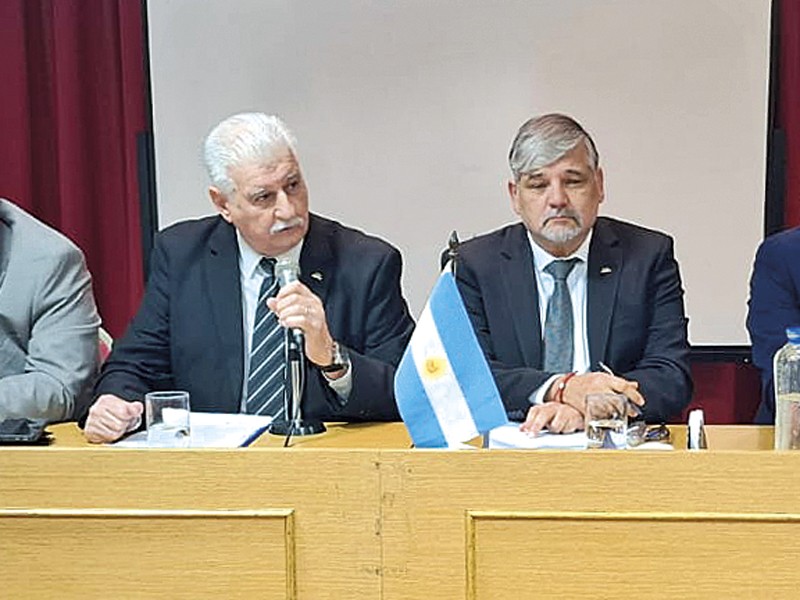 Outgoing president Alberto Sellaro and his successor, Horacio Moschetto.