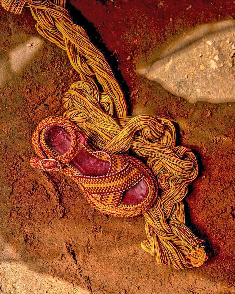 Exclusivas sandalias multicolores de CHLOÉ, con artesanía paraguaya