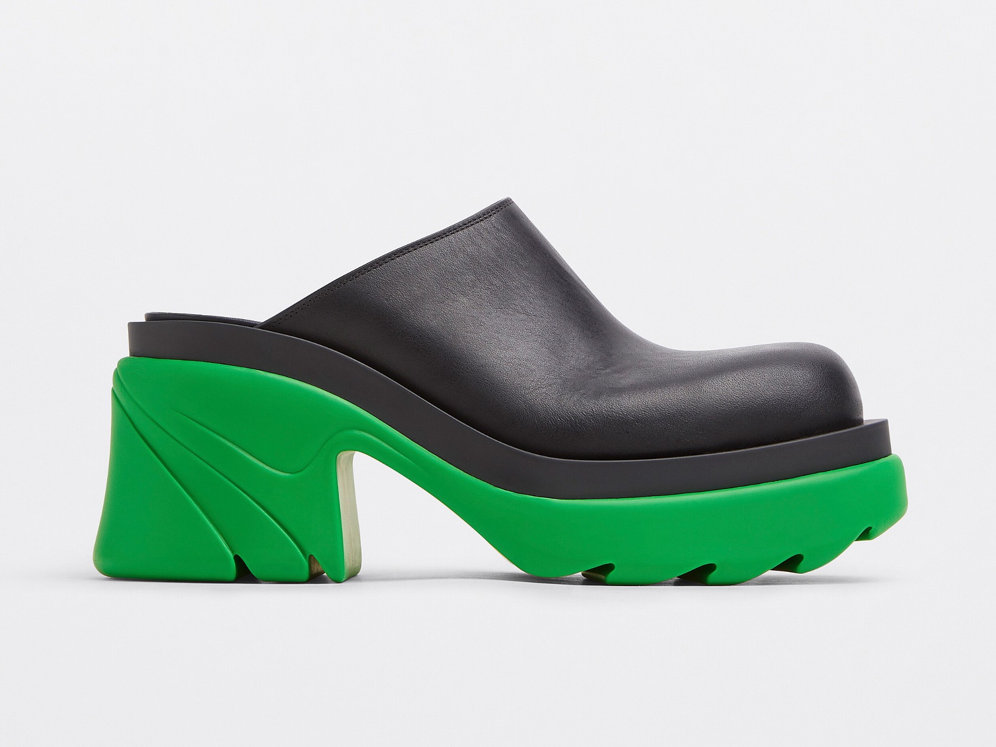 Bottega Veneta clogs: minimalism and colors for an elegant design