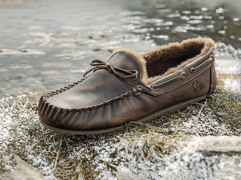 COLOR CHOCOLATE MUJER TENDENCIAS OTOÑO INVIENRO 2026 SERMA 156LIVETRENDAI__shoe_photography_brown_scrunched_shearling_loa_1a895af4-ae7e-4dfb-ad21-f19d15836f94_1.jpg Chocolate emerges as a defining color trend in footwear