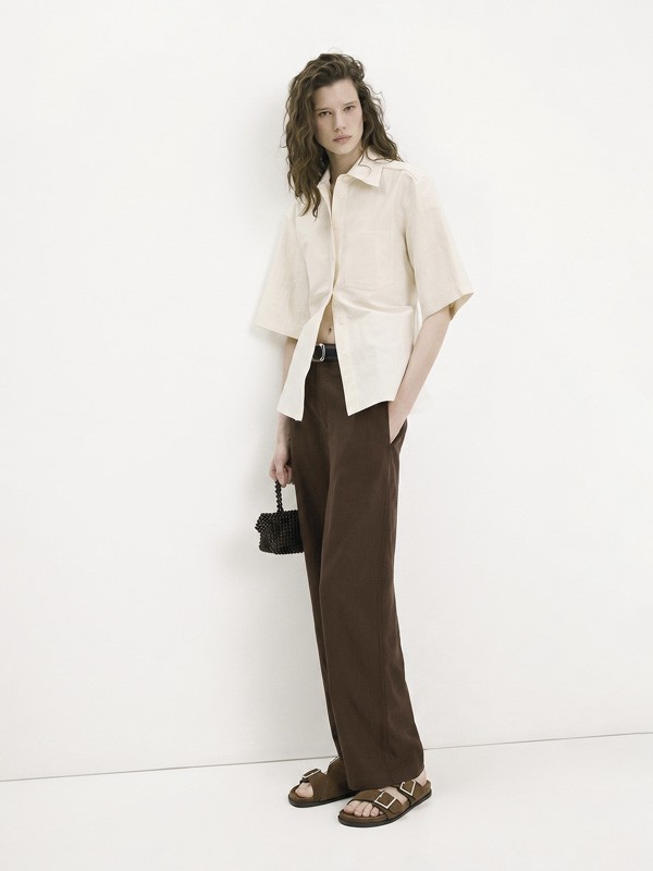 Herrajes transforman sandalias con hebillas, tachas y cruces