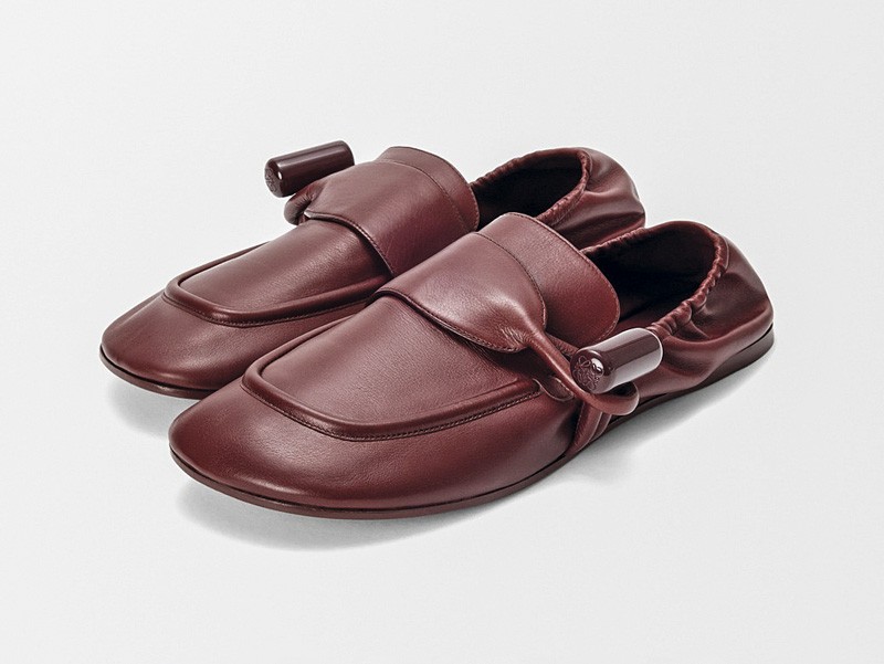 COLOR MERLOT MUJER TENDENCIAS OTOÑO INVIENRO 2026 SERMA 156L815290X20_7885_1Q.jpg Merlot color defines the chromatic foundation of urban footwear