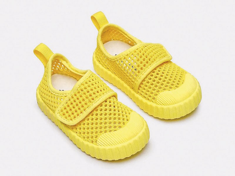 Children’s sneakers combine mesh, color and adjustment