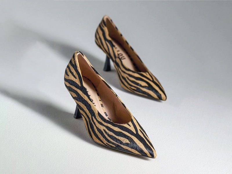 Closed high-heeled shoes