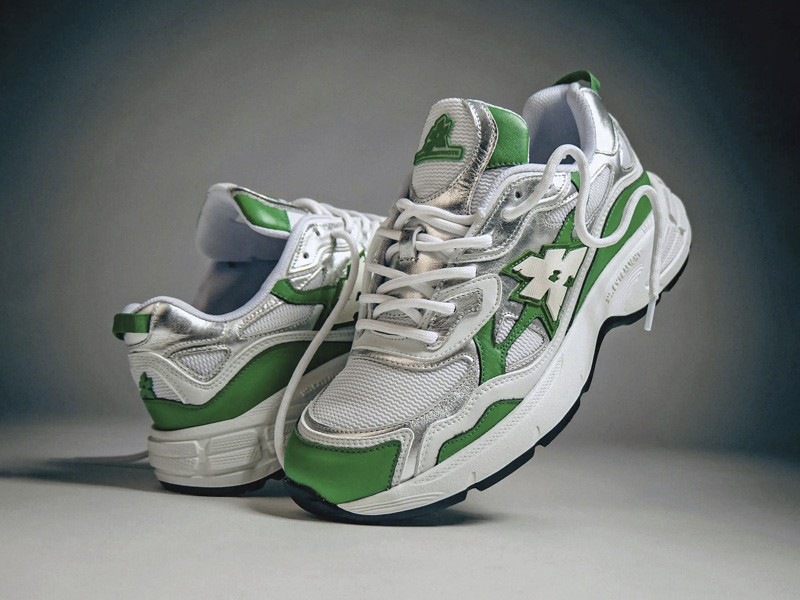 SNEAKERS CHUNKY HOMBRE TENDENCIA CALZADO TEMPORADA OTOÑO INVIERNO 2027 SERMA 159 flower-instincts-RUNNER_COR-V_GREEN_PULSE_95e89f42-a353-4c82-b897-20db50a26b1c.jpg Men’s Chunky Sneakers Bring Volume and Color