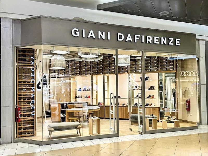 Una marca identificada con calzados premium, que se comercializa en una red de locales en los principales shoppings de Santiago.