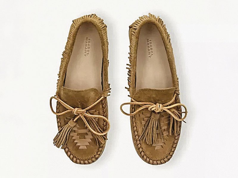 Mocasines folk combinan flecos, lazos y una paleta tierra