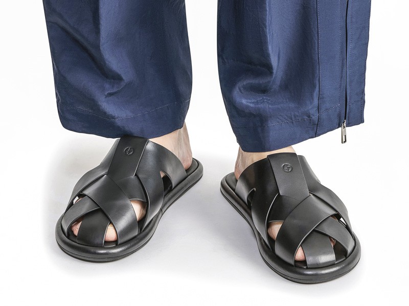 Urban slides combine wide bands, buckles and crossings