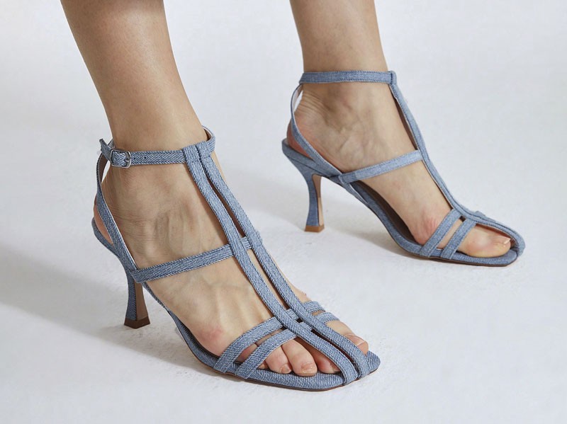 High-heeled sandals: distinction and elegance