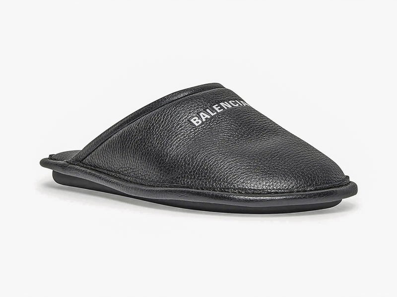 Men’s mules reshape backless footwear through broader fronts