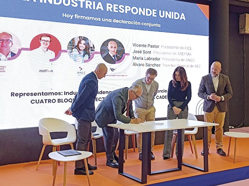 Los principales dirigentes del sector industrial alertaron sobre el impacto ambiental y comercial que genera la moda rápida china.