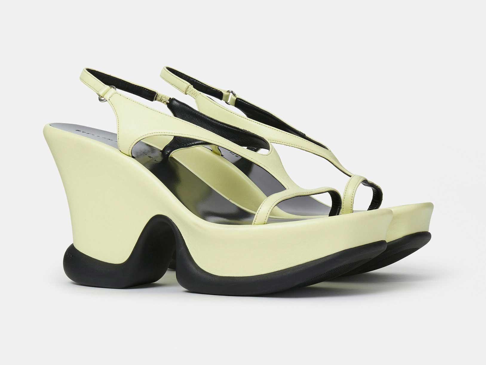 Stella McCartney: A different and elegant sandal to receive the summer