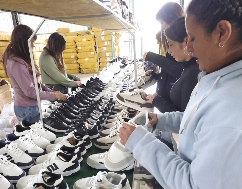 Foreign investors create jobs for Argentine workers.