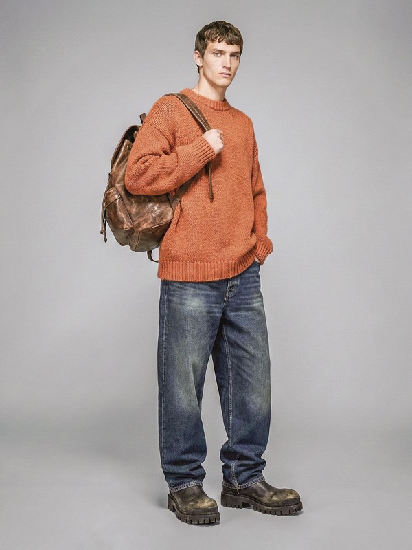 Botas y botinetas urbanas con herrajes y cuero envejecido