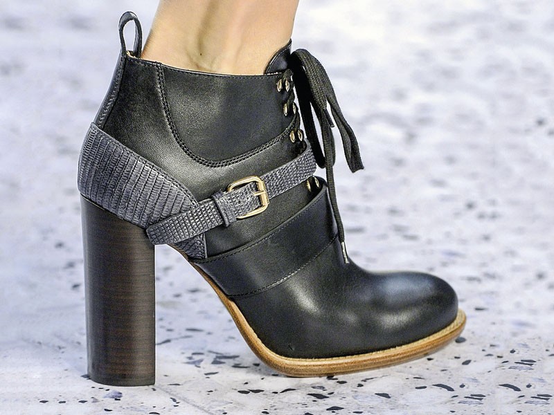 High laced-up booties: Between classic and disruptive