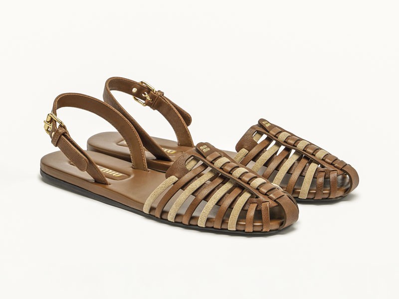 Sandalias cangrejeras renuevan tramas, color y tiras