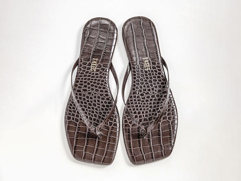 OJOTAS MUJER CALZADO TENDENCIA PRIMAVERA VERNAO 2026 2027 SERMA167tkees202382495b_1738622139523_2-0._QL90_UX1128_.jpg Urban flip-flops refine straps, textures and dark tones