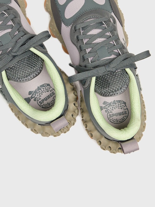 Las novedosas suelas “agujereadas” de Salehe Bembury